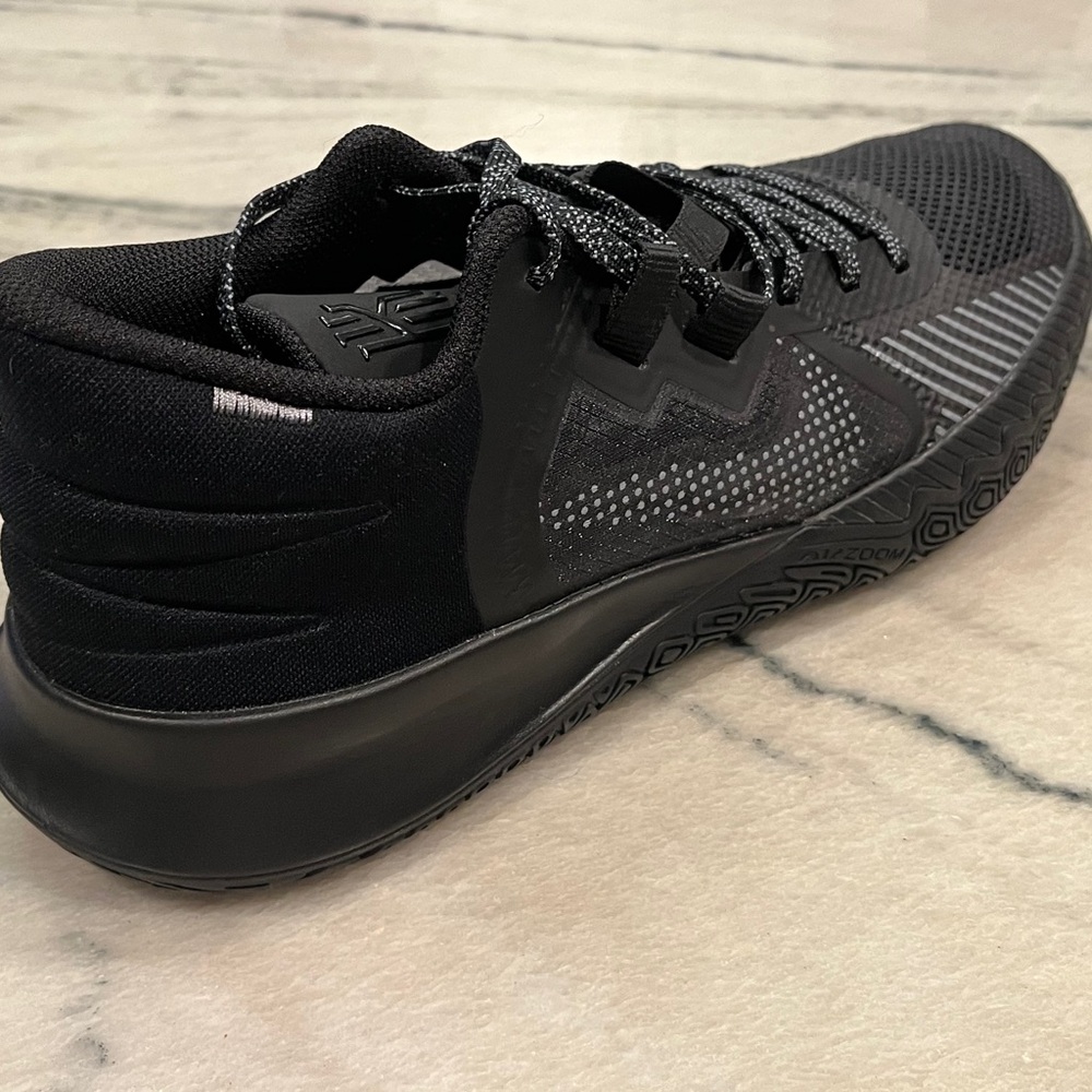 NWOT or box Size 11 - Kyrie Flytrap 5 'Black'